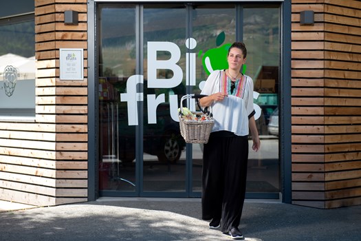 L'entrée du Shop de Vétroz - L'entrée du Shop de Vétroz Biofruits et une femme en sortant après ses courses